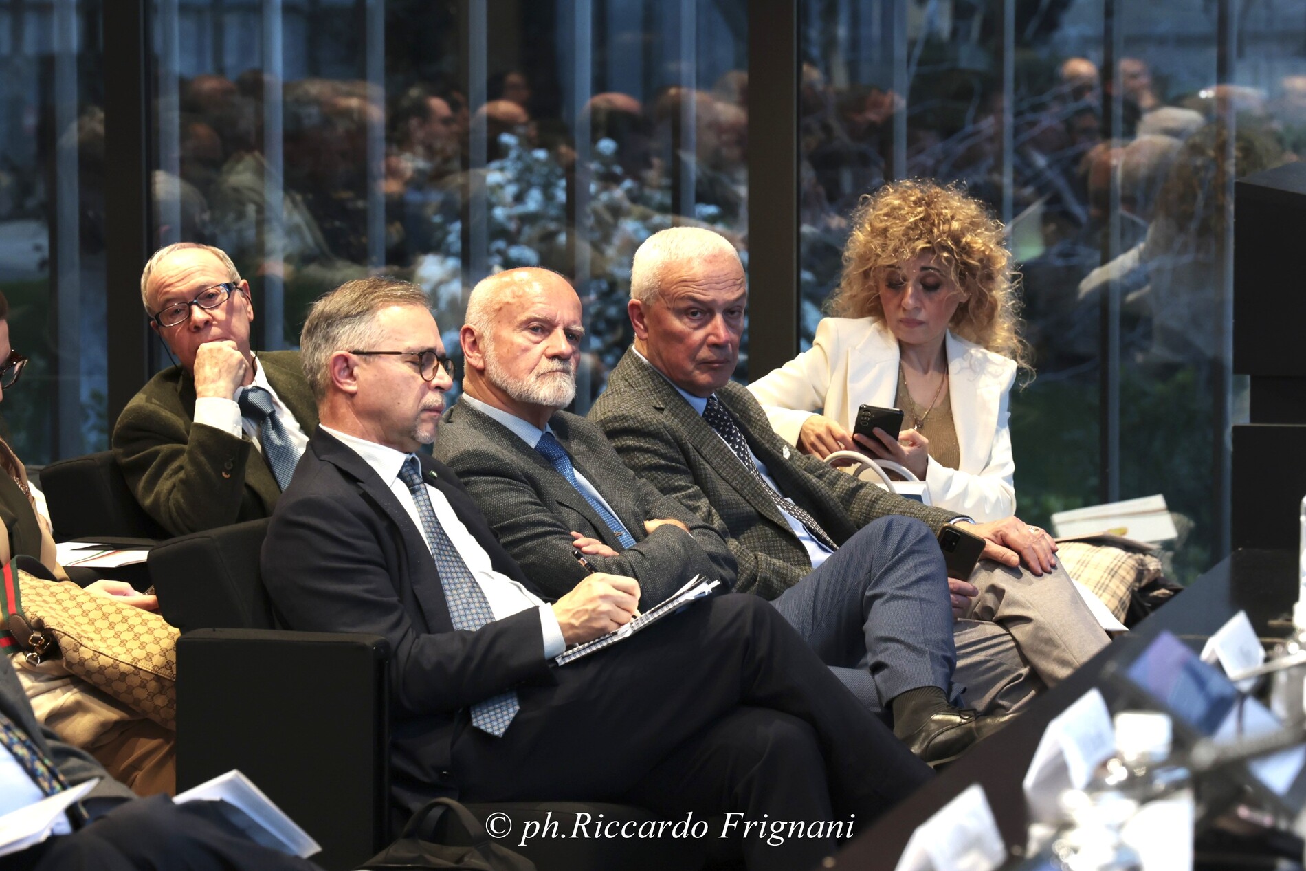 Pubblico e autorità presenti in sala